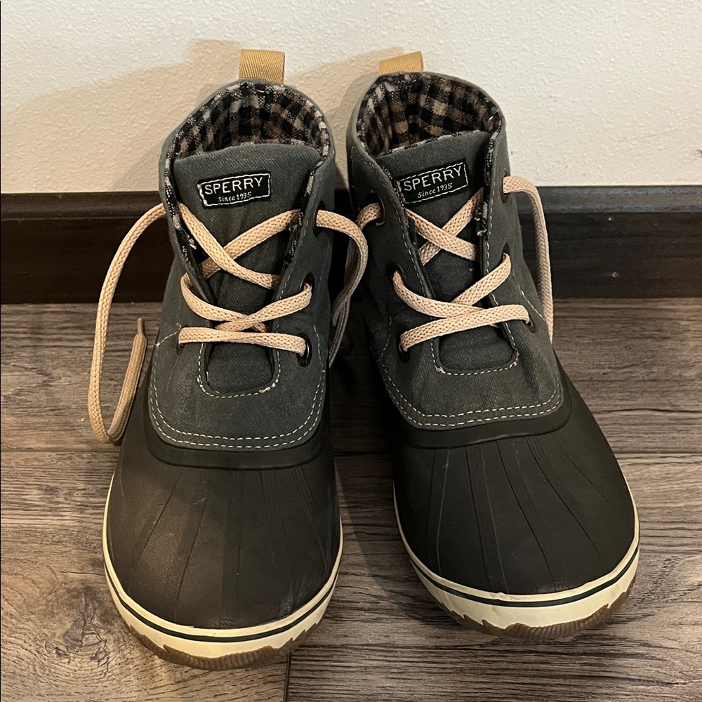 Like new! Size 9 Sperry Black and Gray/green Boots no heel